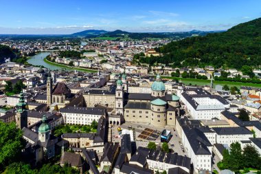 Salzburg, havadan görünümü, yaz günü çatılar