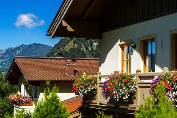 静かな場所、山、自然、オーストリアにあるゲストハウス — ストック写真