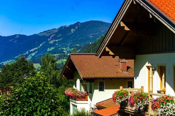 静かな場所、山、自然、オーストリアにあるゲストハウス — ストック写真