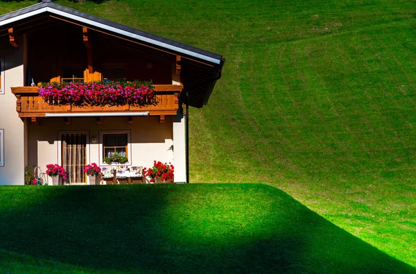 Guesthouse em lugar calmo, montanhas e natureza, Áustria — Fotografia de Stock