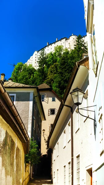 Caddesi, binalar ve windows, Salzburg eski Merkezi — Stok fotoğraf