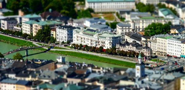 Vista aérea de desplazamiento inclinable a Salzburgo, efecto miniatura — Foto de Stock