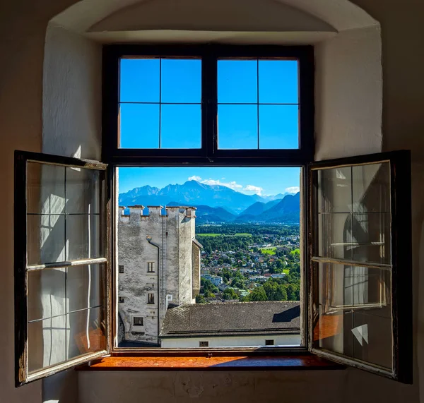 Rua, edifícios e janelas, antigo centro de Salzburgo — Fotografia de Stock