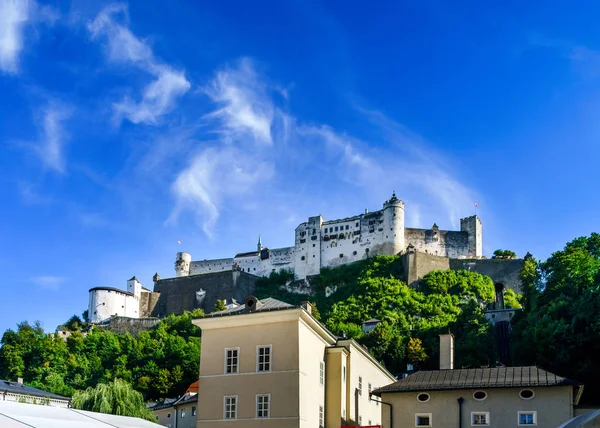 Twierdza Hohensalzburg, pięknego średniowiecznego zamku w mieście Salzburg — Zdjęcie stockowe