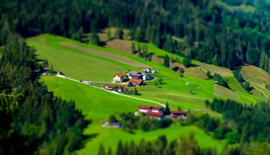 Tilt-shift vadideki küçük Avusturyalı şehrin havadan görünümü