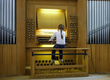 Konservatuarı, yenilenmiş binada modern boru organ