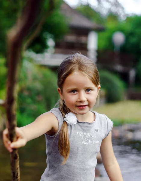 Schattig klein meisje buiten portret op de rivier — Stockfoto