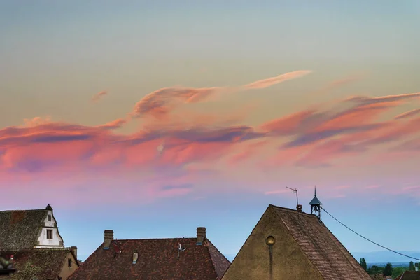 Küçük Fransız köyün üzerinden renkli günbatımı — Stok fotoğraf