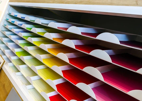 Красивая стена с цветовыми образцами в живописи — стоковое фото