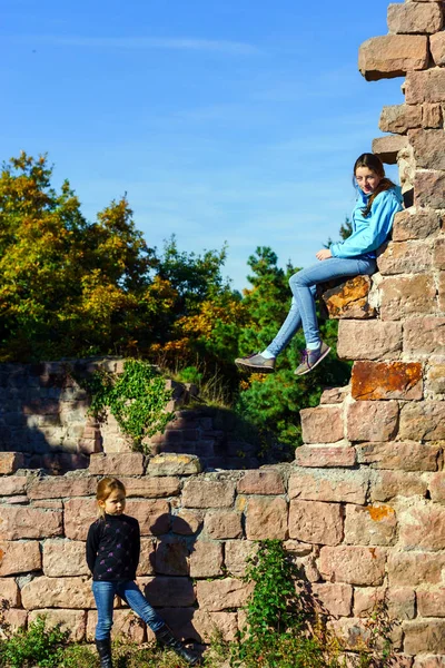 Two sisters on the old castle ruins — Stock Photo, Image