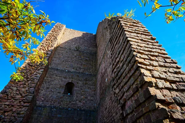 Gamla slottsruiner medeltida i Alsace, Frankrike — Stockfoto