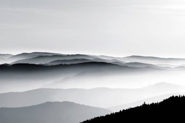 Sisli dağlar rahatlama havadan görünümü