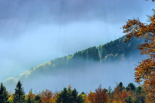 カラフルな秋の山の空撮霧のサンセット — ストック写真