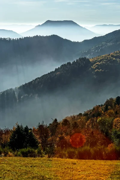 Letecký pohled na barevné podzimní hory, mlha západ slunce — Stock fotografie