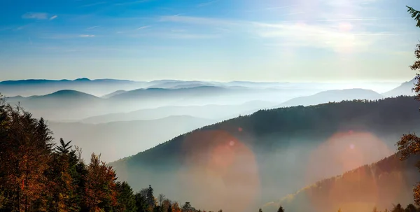 Luftaufnahme der bunten herbstlichen Berge, nebliger Sonnenuntergang — Stockfoto