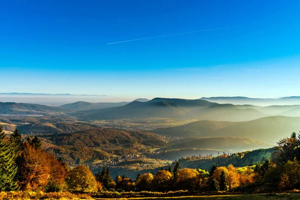 Luftaufnahme der bunten herbstlichen Berge, nebliger Sonnenuntergang — Stockfoto