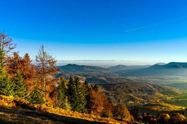 Renkli sonbahar dağlarının havadan görünümü sisli gün batımı — Stok fotoğraf