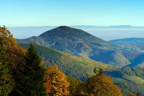 Luftaufnahme der bunten herbstlichen Berge, nebliger Sonnenuntergang — Stockfoto