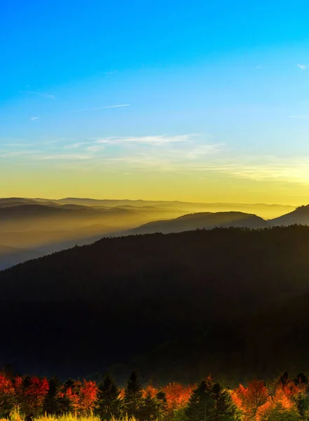 Paisaje idílico al atardecer con siluetas de montañas y vívidas — Foto de Stock