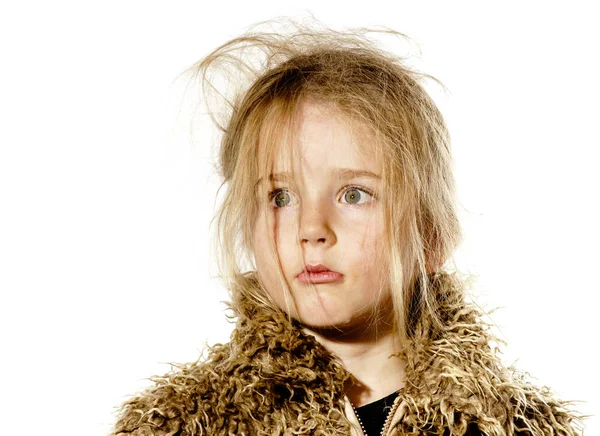 长头发的女孩惊讶衣冠不整的学龄前儿童 — 图库照片