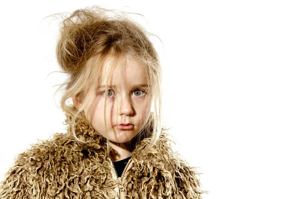 长头发的女孩惊讶衣冠不整的学龄前儿童 — 图库照片