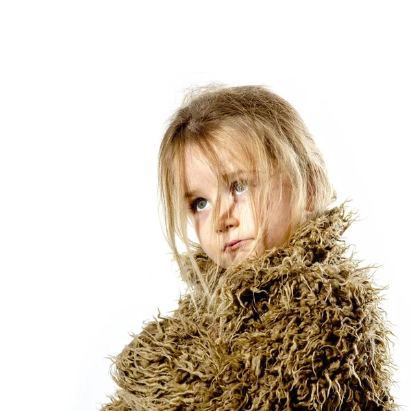 Desheveled menina pré-escolar com cabelo comprido vestido com casaco de pele — Fotografia de Stock