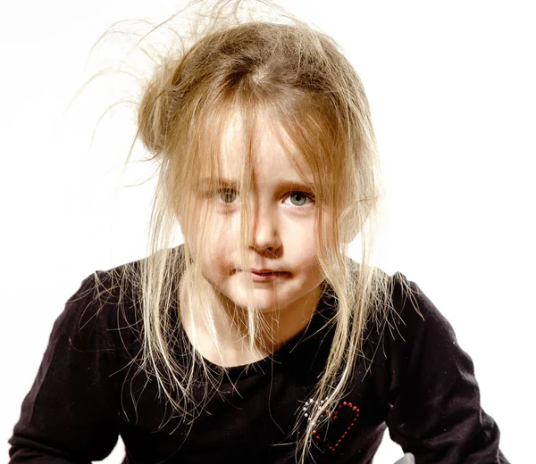 Desheveled menina pré-escolar com retrato de cabelo longo — Fotografia de Stock