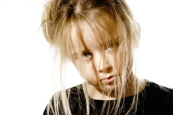 Desheveled menina pré-escolar com retrato de cabelo longo — Fotografia de Stock