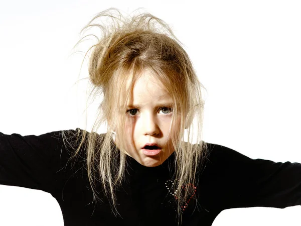 Disheveled bambina in età prescolare con i capelli lunghi in posa — Foto Stock