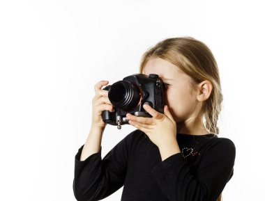 Küçük kız tarafından profesyonel dijital fotoğraf makinesi fotoğraf çekmek
