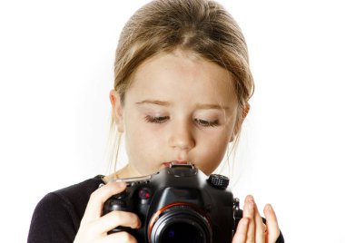 Küçük kız tarafından profesyonel dijital fotoğraf makinesi fotoğraf çekmek