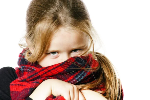 Мила дівчинка одягається червоним шарфом комфорту — стокове фото