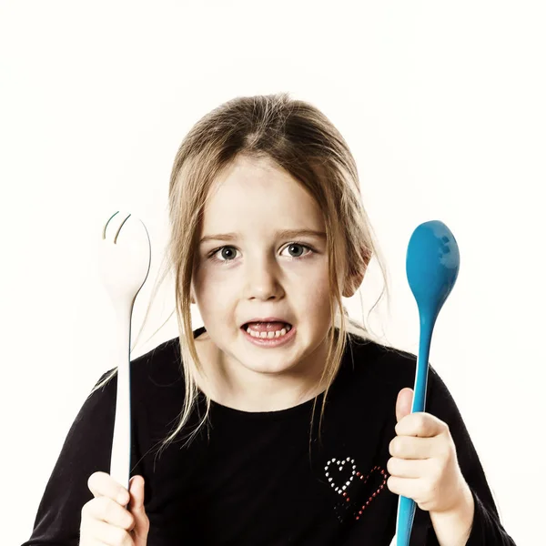 Ragazza in età prescolare giocare con cucchiai per insalata — Foto Stock