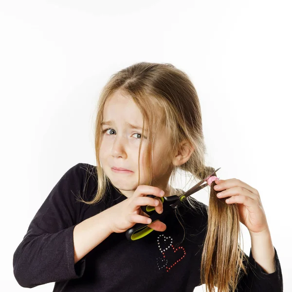 Jolie petite fille avec des ciseaux. Auto coiffeur — Photo