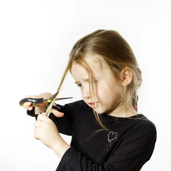 Roztomilá holčička s nůžkami. Vlastní kadeřnictví — Stock fotografie