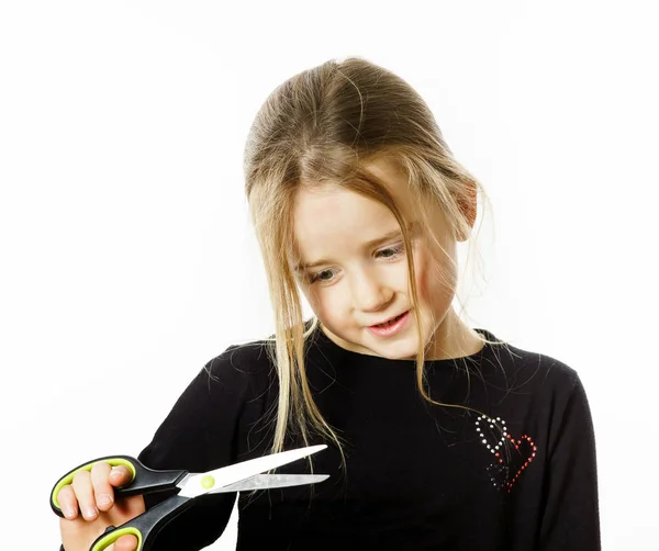 Schattig klein meisje met een schaar. Zelf Kapper — Stockfoto