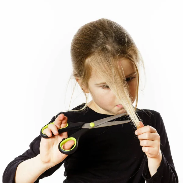 Niedliches kleines Mädchen mit einer Schere. Selbstfriseur — Stockfoto