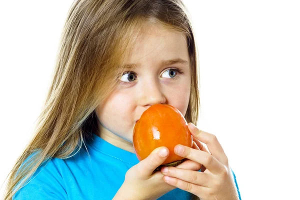 Meisje eten datum plum, close-up weergave — Stockfoto