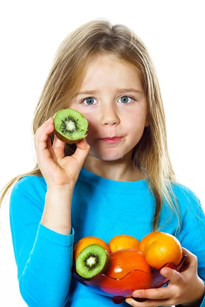 Gadis kecil yang lucu dengan sepiring buah-buahan: kiwi, plum kencan, mandarin — Stok Foto