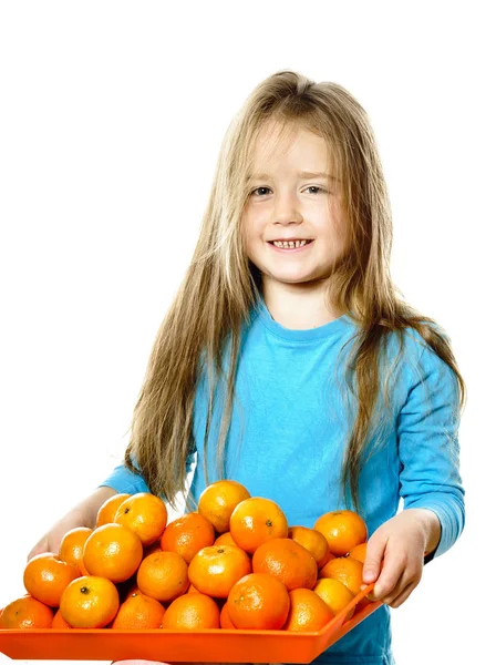 Schattig klein meisje met volledige lade van mandarijnen — Stockfoto