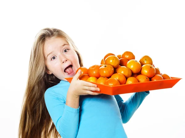 Schattig klein meisje met volledige lade van mandarijnen — Stockfoto