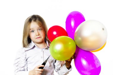 Küçük kız kadar renkli baloons üfleme