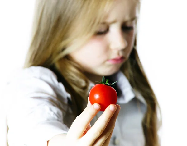 Meisje met kleine rode tomaat — Stockfoto