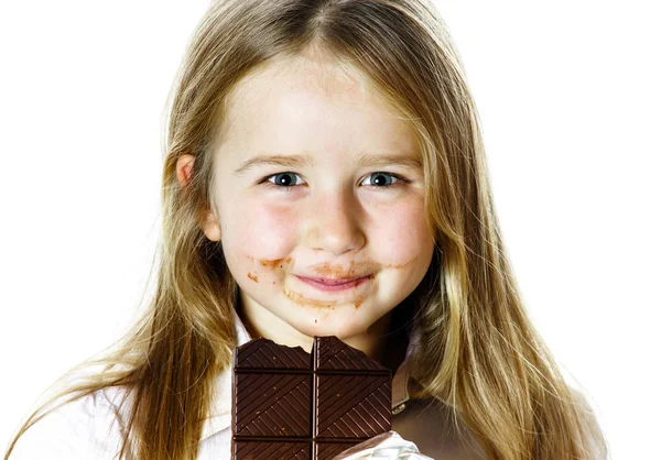 Carina bambina mangiare tavoletta di cioccolato — Foto Stock