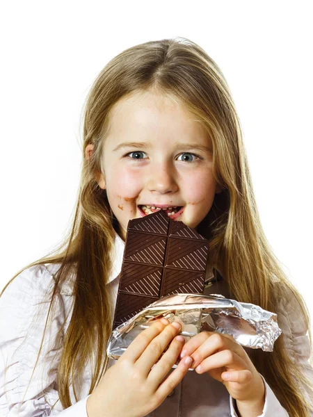 Carina bambina mangiare tavoletta di cioccolato — Foto Stock