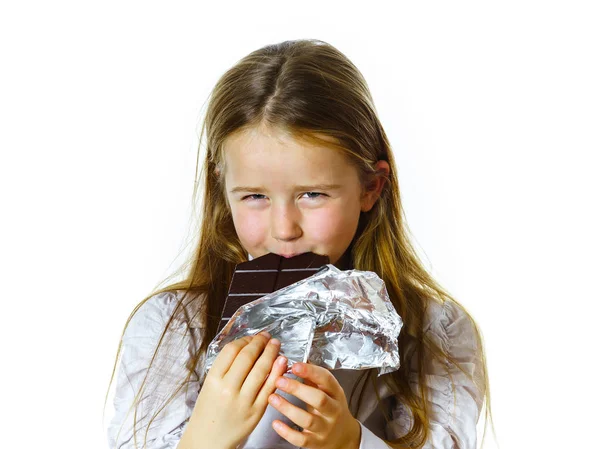 Niedliches kleines Mädchen isst Tablette Schokolade — Stockfoto