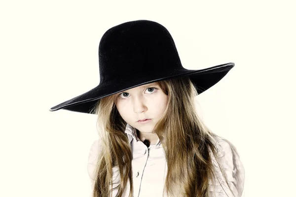 LIttle fille posant comme un modèle dans le chapeau de la mère — Photo