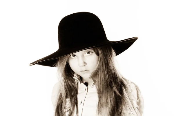Fata LIttle pozând ca un model în pălăria mamei — Fotografie, imagine de stoc