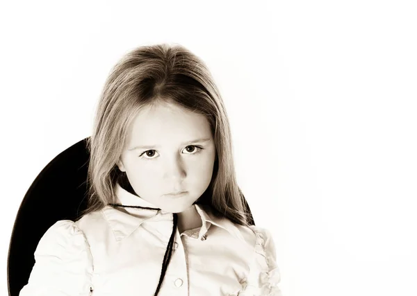 LIttle menina posando como um modelo no chapéu da mãe — Fotografia de Stock