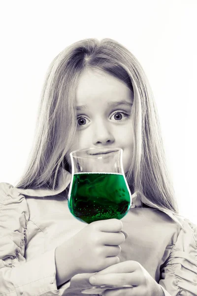 Niña con vaso de líquido verde vivo, tal vez veneno —  Fotos de Stock